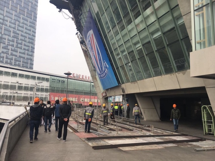 下半场易边再战，第50分钟，奥尼西沃右路拿球一脚远射高出。